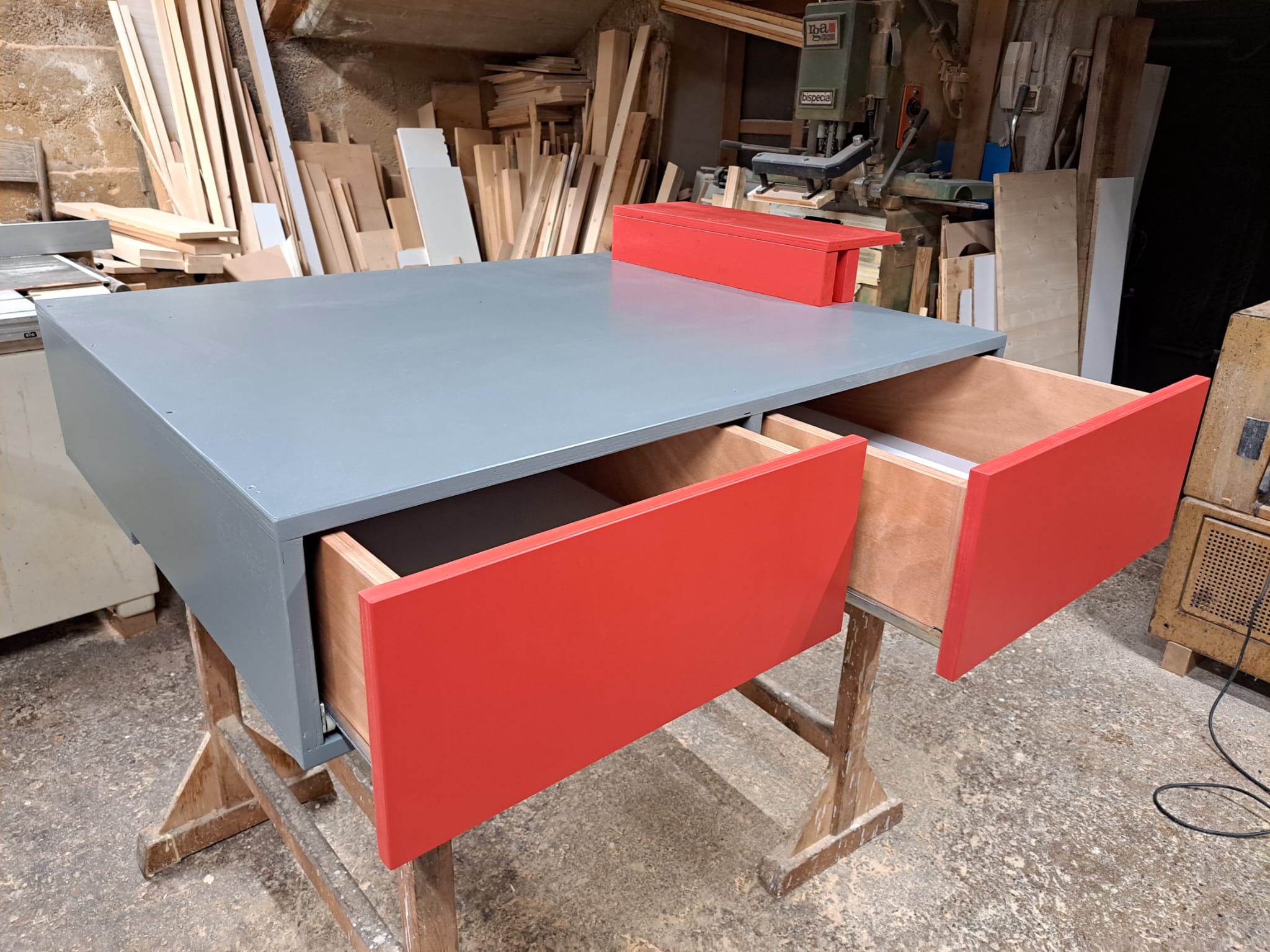 Dettaglio del progetto Inserto Furgone Personalizzato: Realizzazione su misura di inserto in legno per furgone dei vigili del fuoco, con soluzioni di contenimento ottimizzate. - Immagine 1